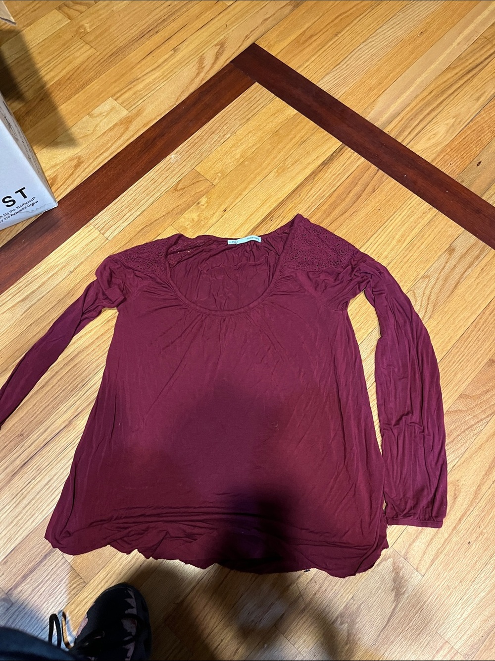 Women’s Long Sleeve Scoop Neck Top in Burgundy